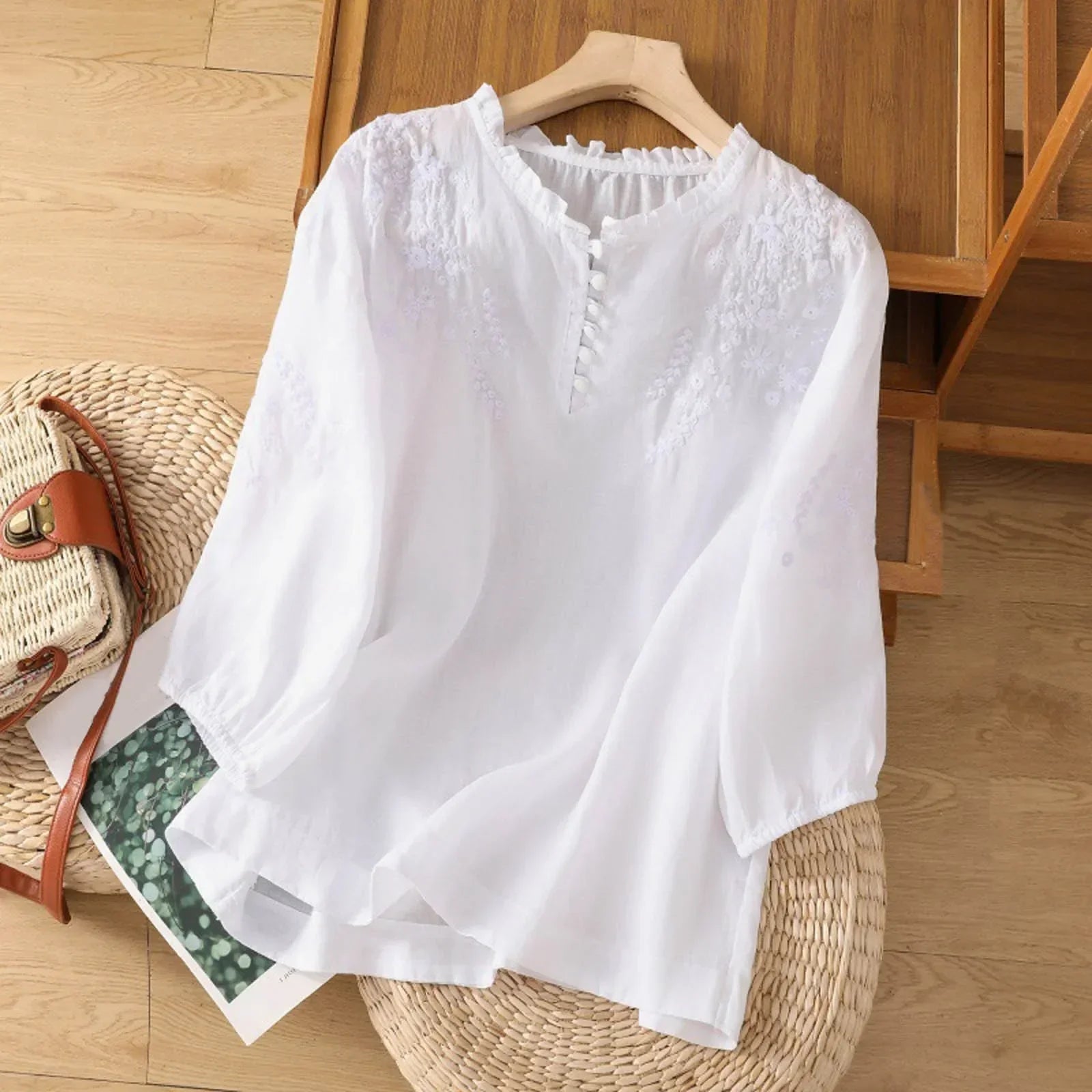 AlvaStockholm™ | Broderad blus med knappar