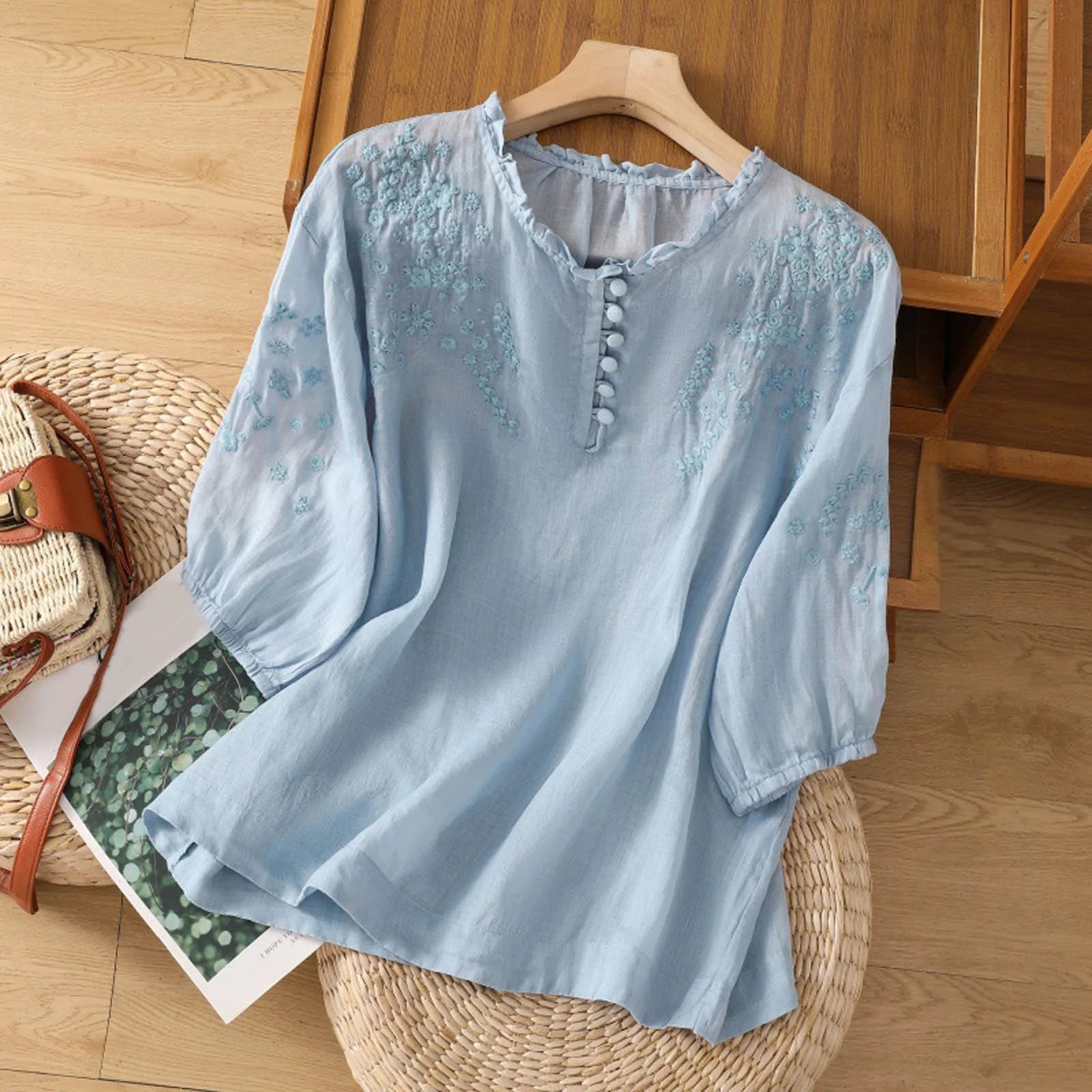 AlvaStockholm™ | Broderad blus med knappar